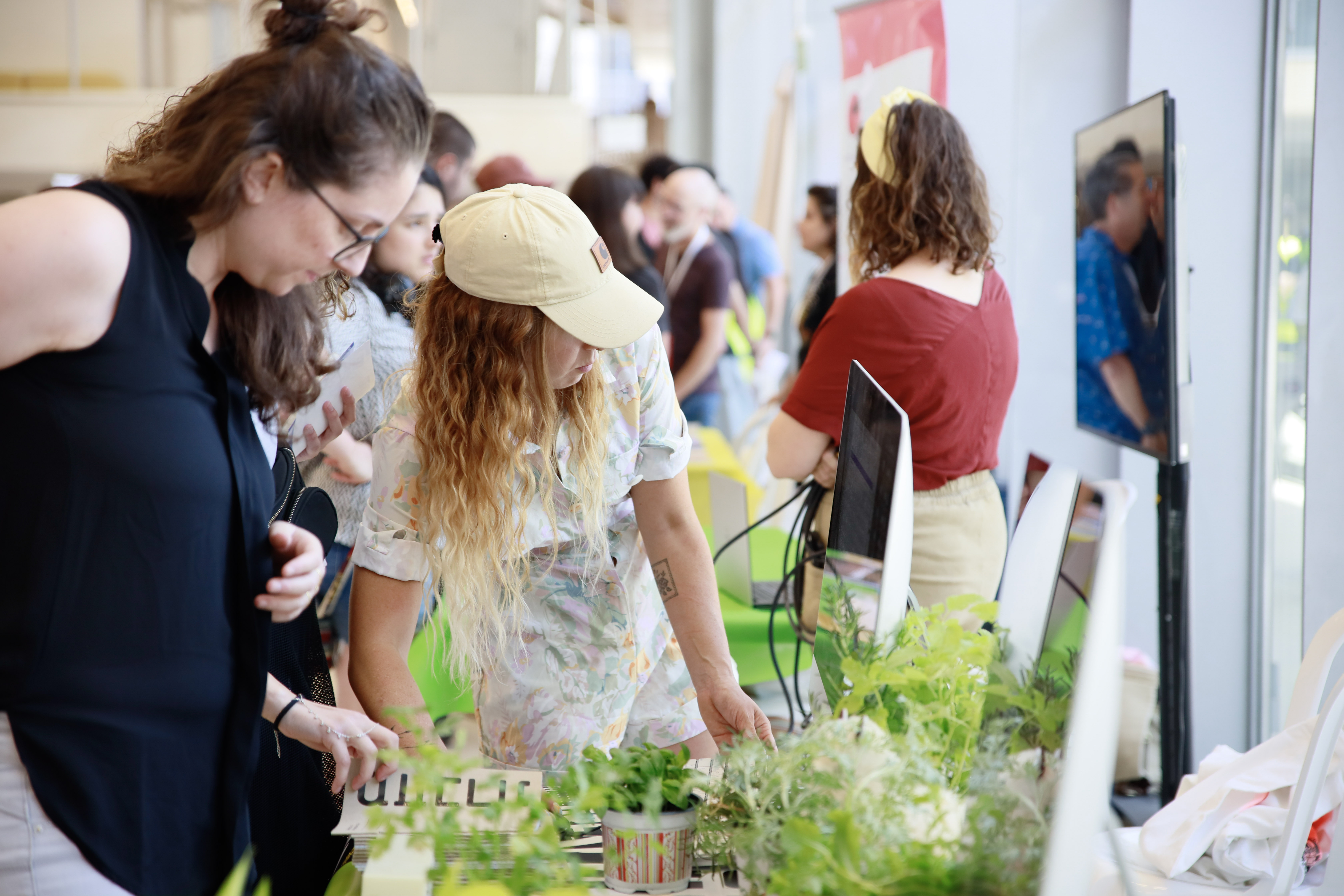 סטודנטים וסטודנטיות מנהלים שיחה בדוכן תעסוקה