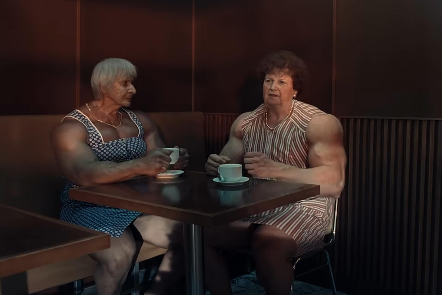 דימוי בינה מלאכותית שתי נשים בקפה
