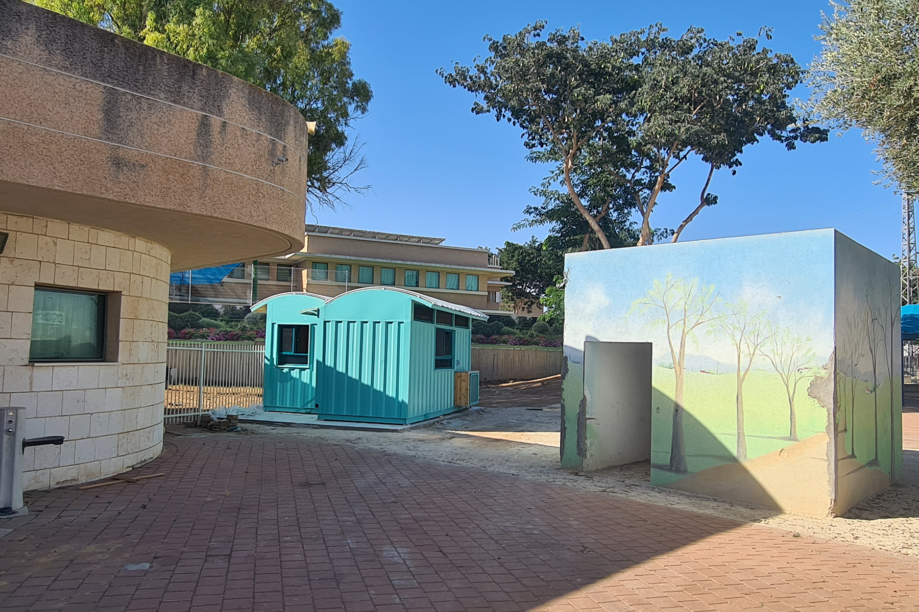מבנה מרחב טיפול בחצר בי"ס "מעלות" בשדרות.
