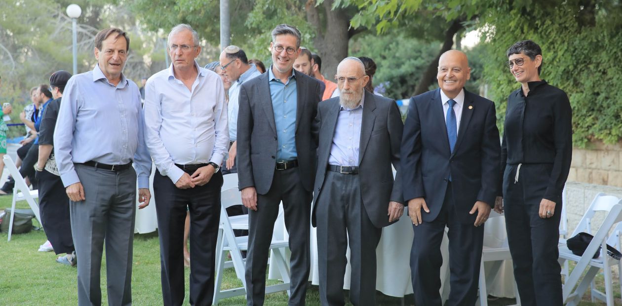 יקירי בצלאל מצולמים זה לצד זה