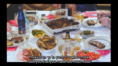 פריים מתוך הסרט של דנה סמוניאן, שולחן לחמישה