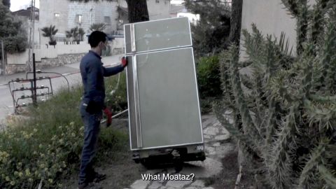 פריים מתוך עבודת הווידאו של יהב גל - המקרר הירוק וסבא מת