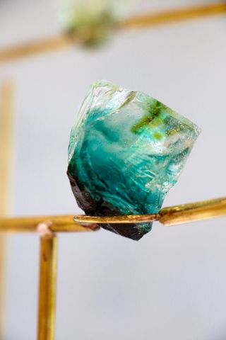 זכוכית שנוצרה לאחר מחקר, ניתנת למיחזור, צבועה בצובענים ממינרליים טבעיים ללא תוספים כימיים. בגווני ירוק וכחול, הזכוכית מונחת על מעמד ברזל