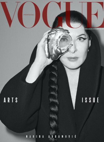 מרינה אברמוביץ על שער vogue portugal אוחזת בידה פריט מתוך פרויקט הגמר של תמר אלון