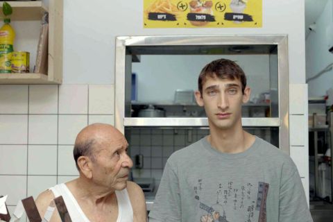 איש מבוגר ואיש צעיר במטבח