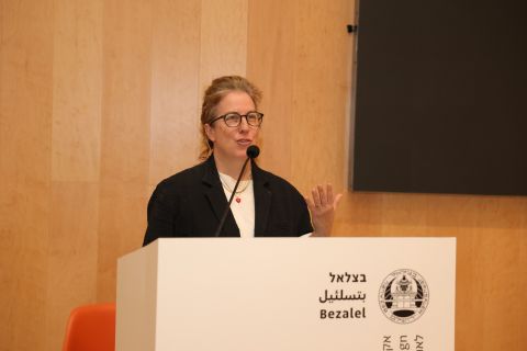 אישה מדברת בפודיום