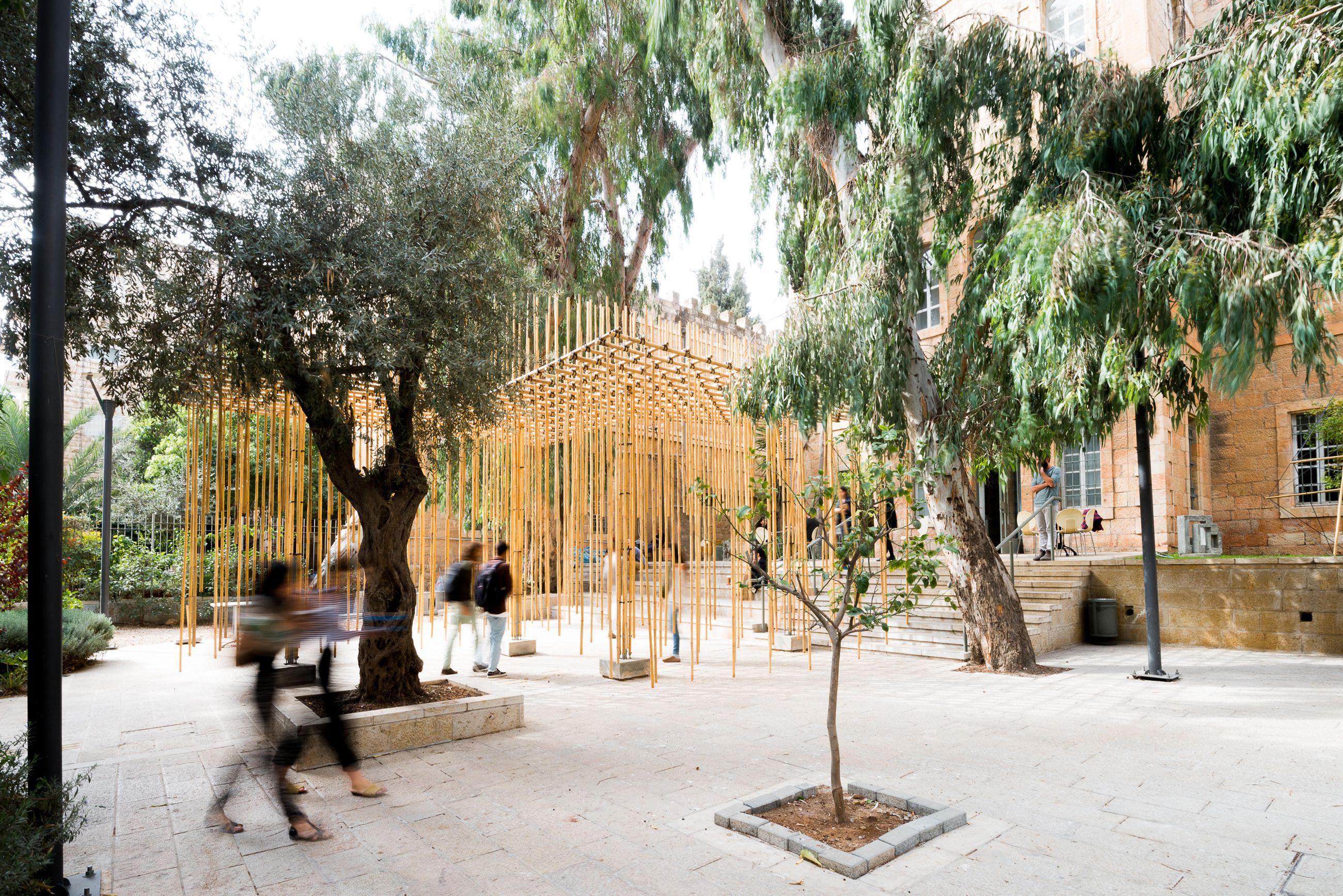 בכל קיץ הסטודנטים מקימים פביליון בכניסה לקמפוס