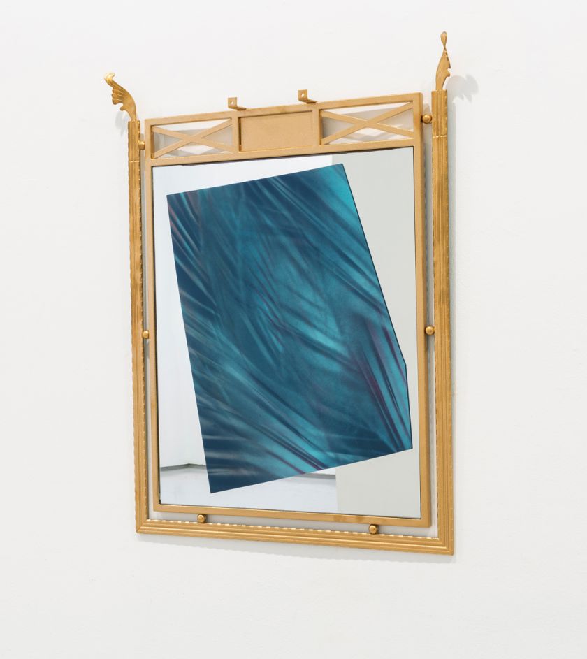 הצבה אחורית, 2018, צבעי ספריי על מתכת ומראה, צילום: לנה גומון