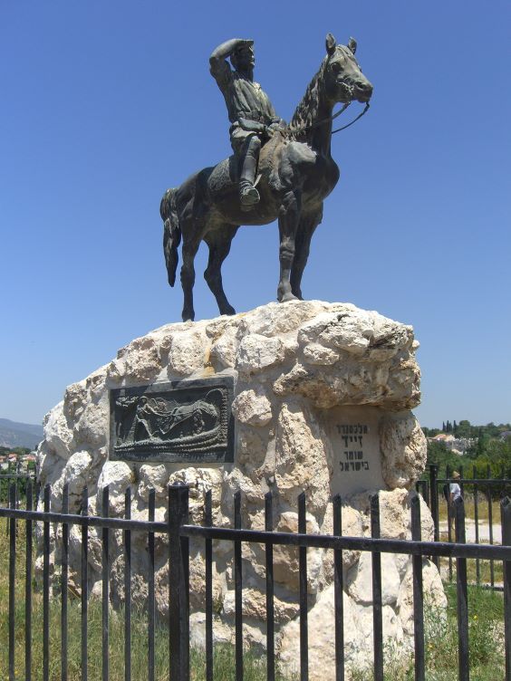 פסל של איש הרוכב על סוס