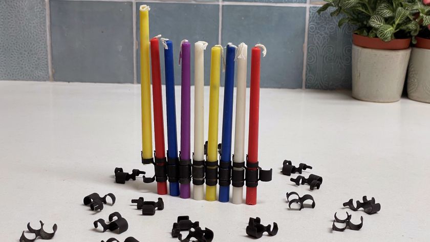 חנוכיה בעיצוב אוהד כהן, בוגר המחלקה לעיצוב תעשייתי. נרות המחוברים בעזרת קליפסים אחד לשני ויוצרים חנוכיה