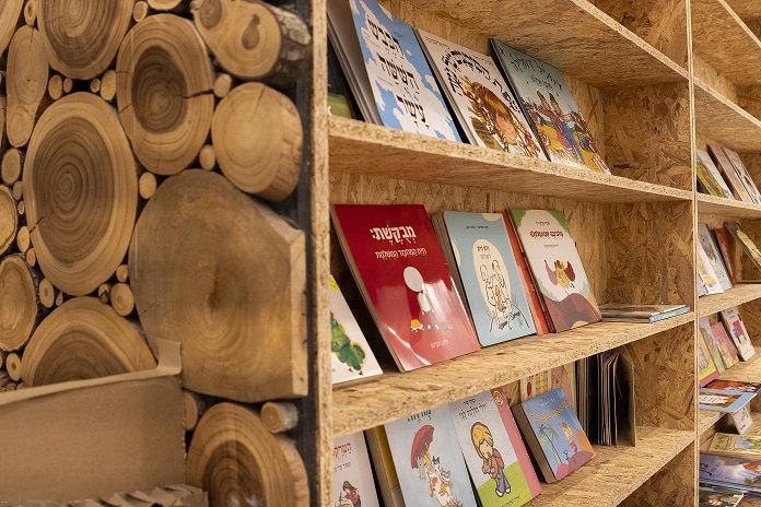 מדפי ספרים מעץ