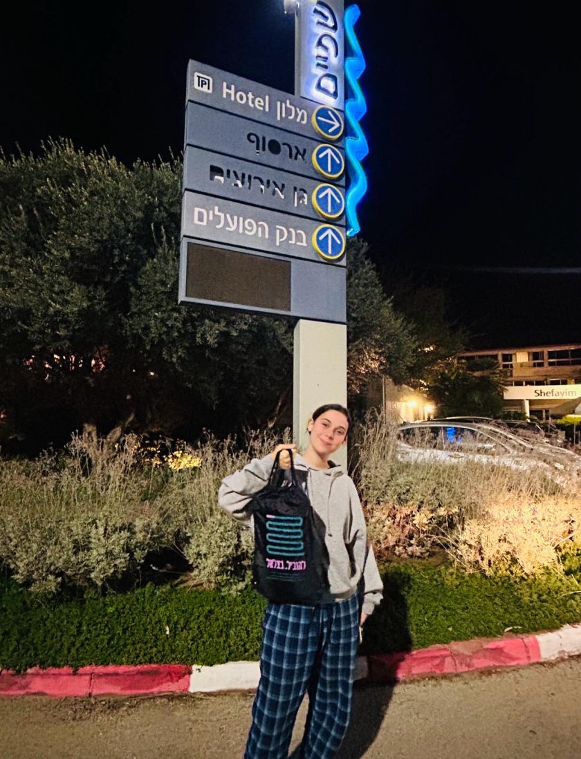 בחורה מחזיקה תיק