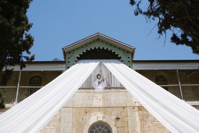 אישה על גג