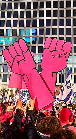 אגרופים בצבע וורוד, רחוב קפלן, תל אביב, פברואר 2023