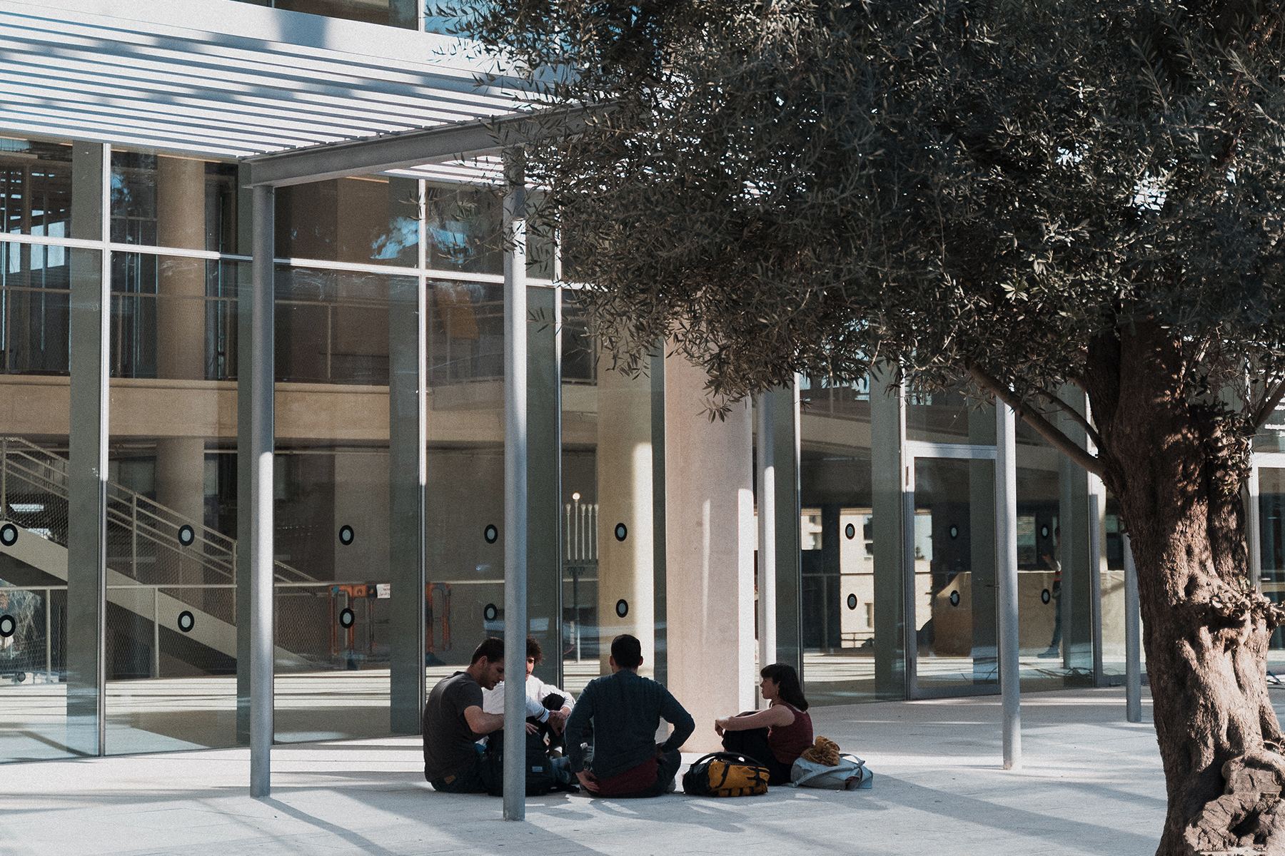 סטודנטים בחזית הקמפוס בצלאל ע׳׳ש ג׳ק, ג׳וזף ומורטון מנדל