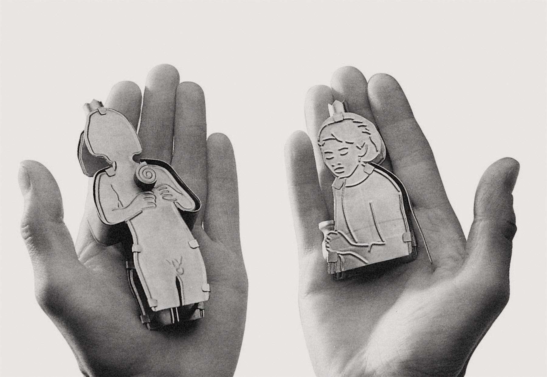 צילום בשחור לבן, ידיים מחזיקות דמויות מאוירות, אסתר קנובל וורד