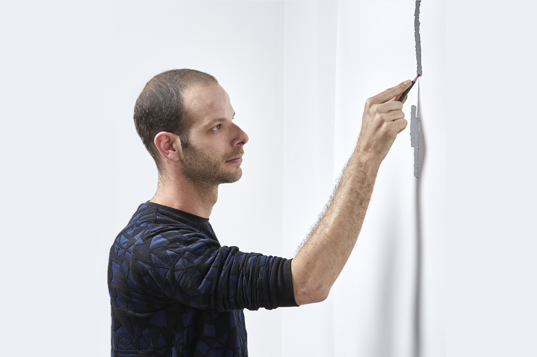 גבר מצייר על קיר, צילום סיגל קלטון 