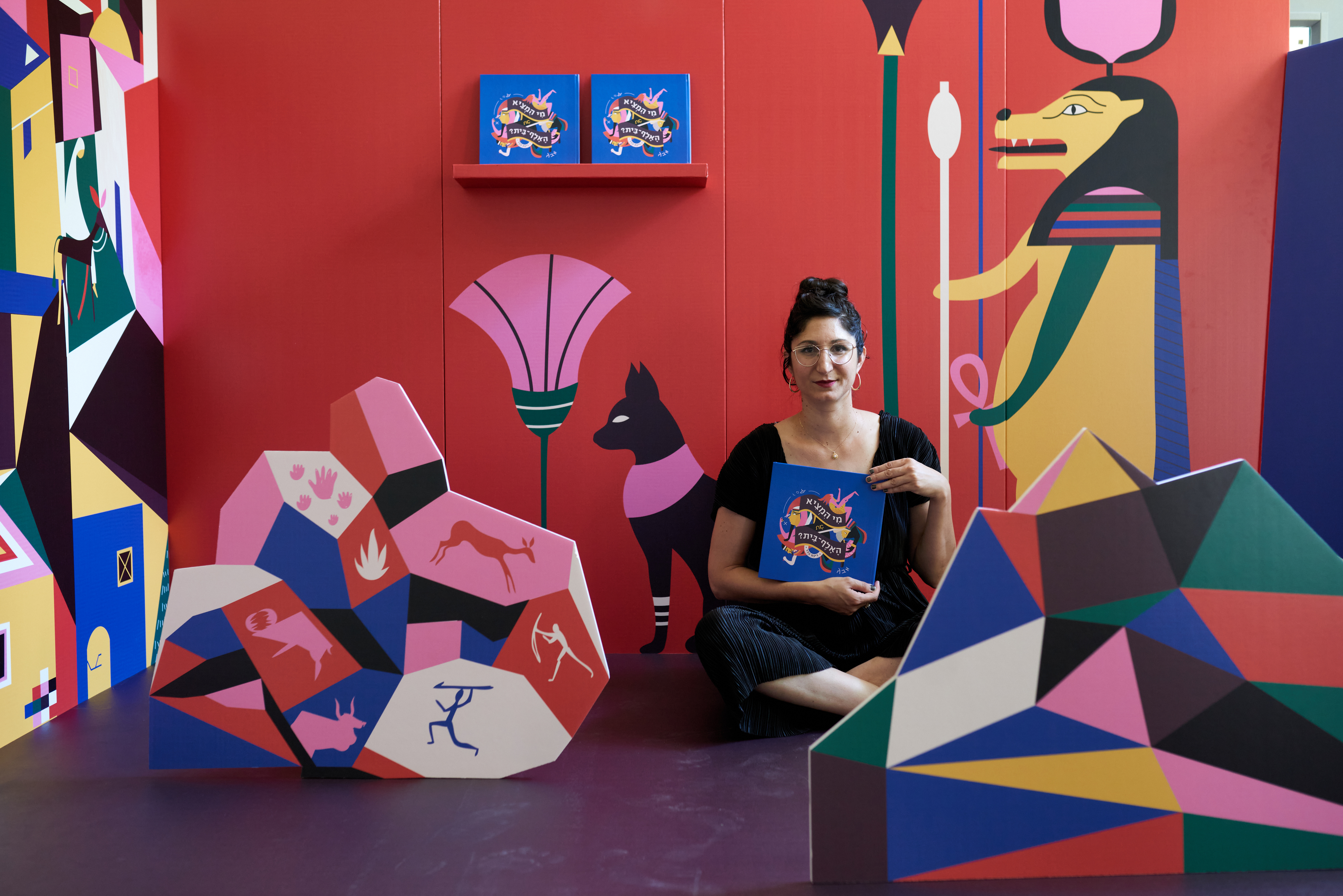 רינת הדר בחלל התערוכה עם פרויקט ״מי המציא את אלף בית?״