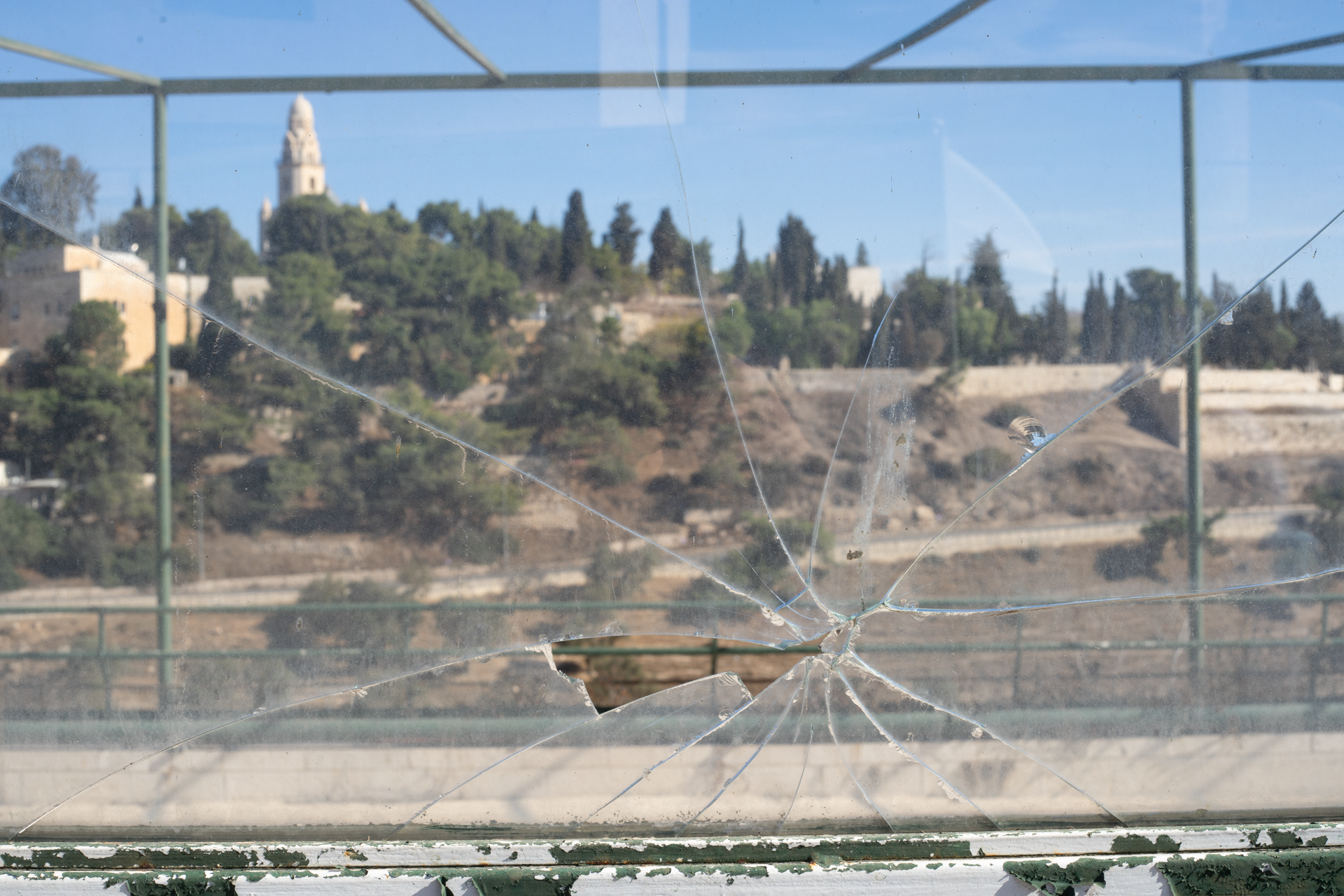 תמונה של חלון זכוכית מנופץ ברקע של ירושלים, מתוך התערוכה פוטוריזם ירושלמי - עבודות סטודנטים במחלקה לצילום