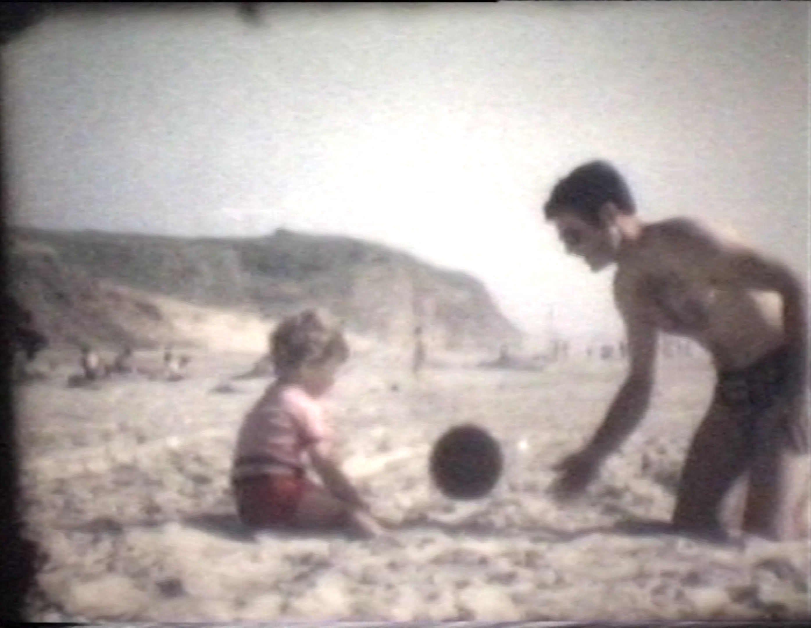 תמונה בסגנון צילום פילים של אבא וילדה משחקים בכדור בחוף הים, מתוך התערוכה פוטוריזם ירושלמי - עבודות סטודנטים במחלקה לצילום
