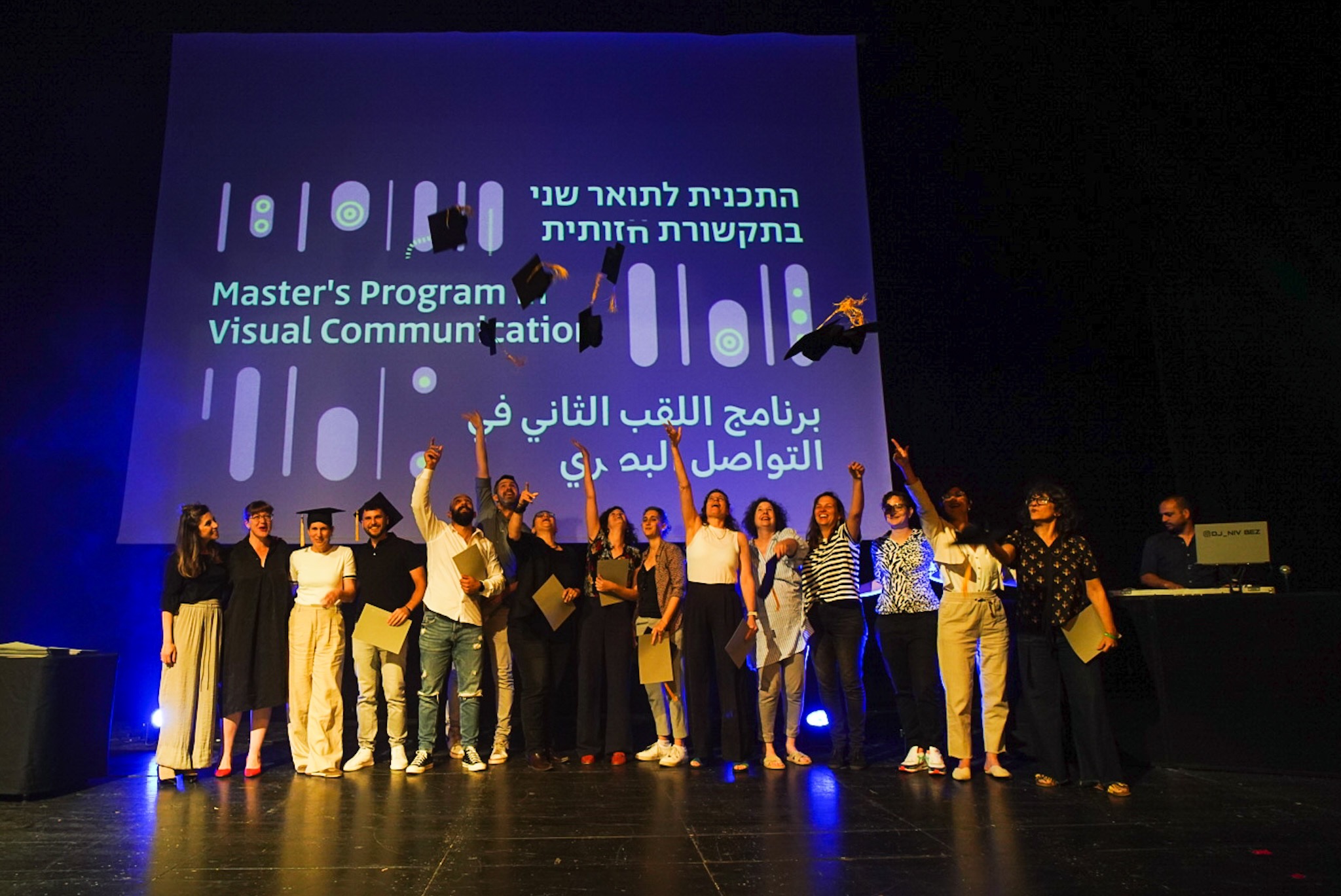 הנפת הכובעים מתוך טקס בוגרים ובוגרות לשנת תשפ״ב