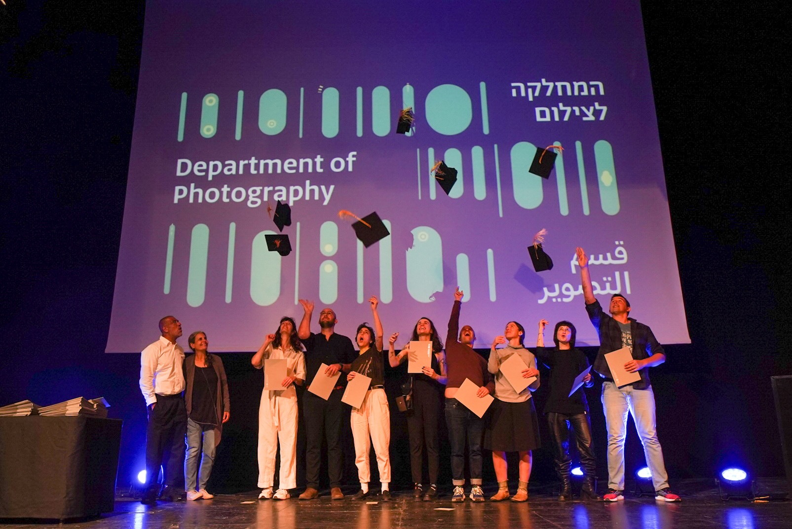 הנפת הכובעים מתוך טקס בוגרים ובוגרות לשנת תשפ״ב