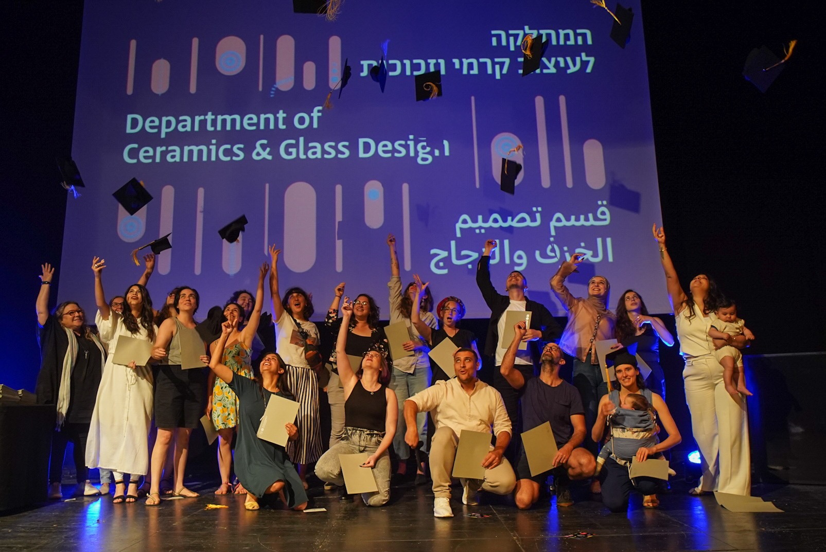 הנפת הכובעים מתוך טקס בוגרים ובוגרות לשנת תשפ״ב