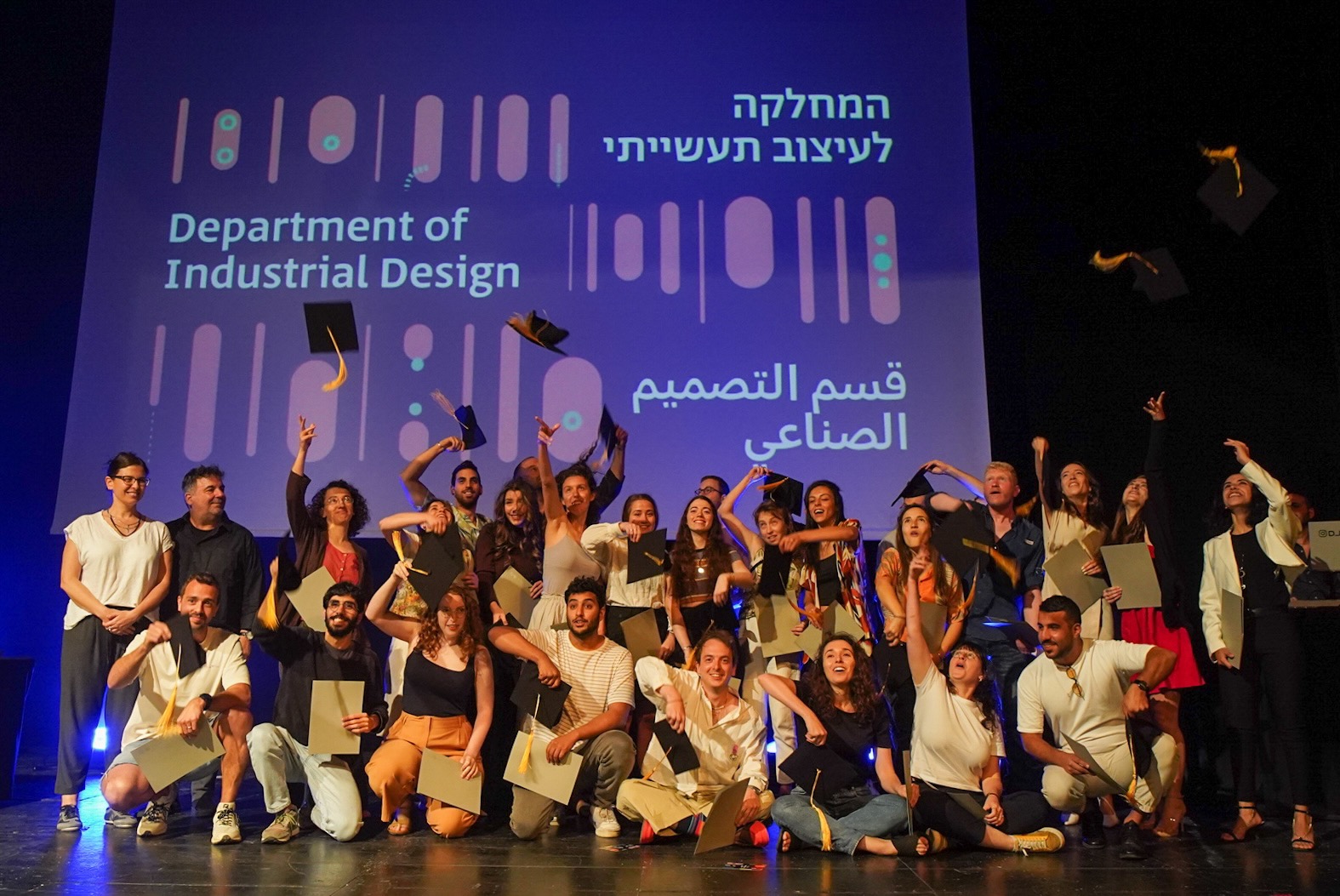 הנפת הכובעים מתוך טקס בוגרים ובוגרות לשנת תשפ״ב