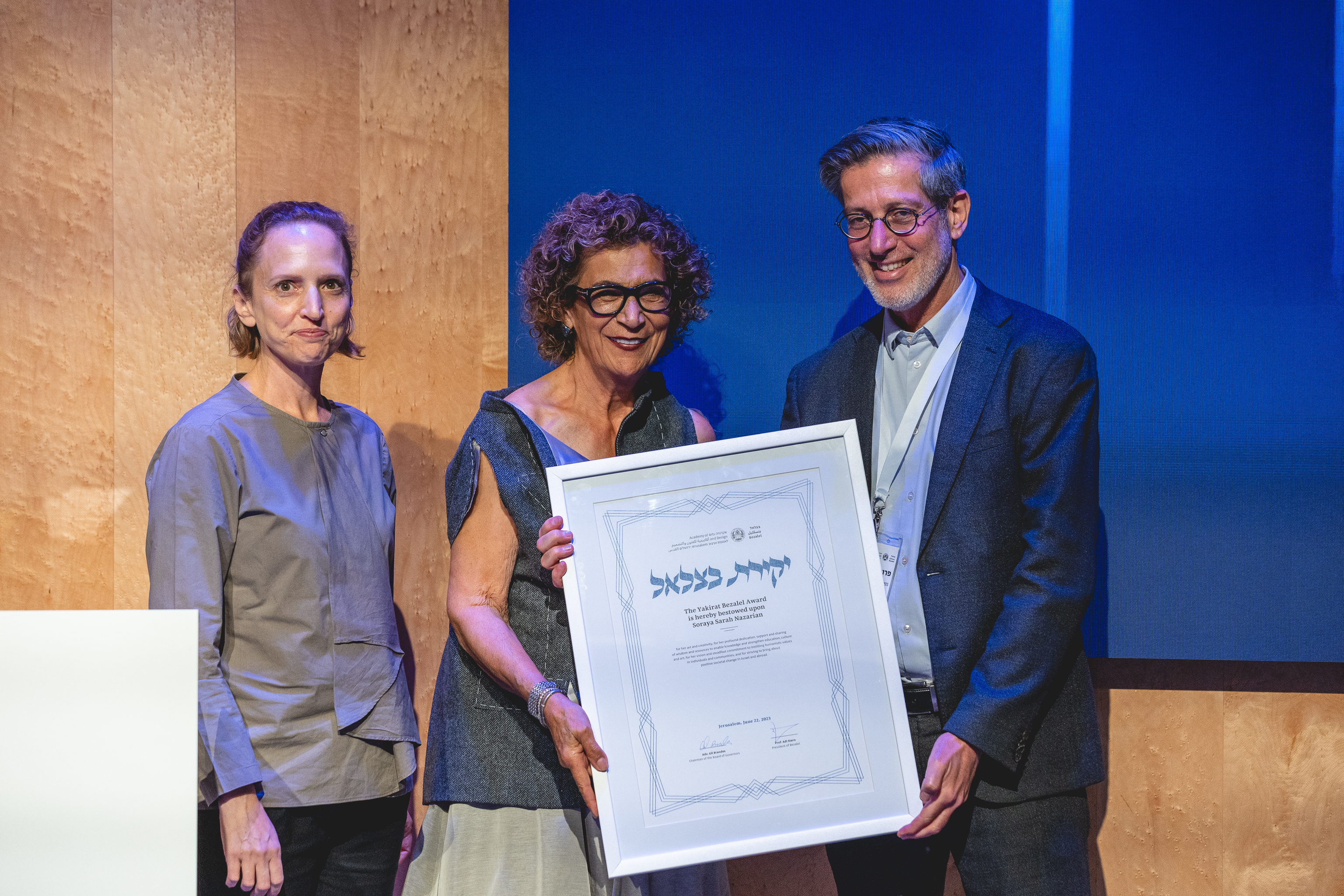 סוראיה שרה נזריאן מחזיקה את אות יקירת בצלאל, לצידה פרופ' עדי שטרן ואדר' ליאת בריקס אתגר