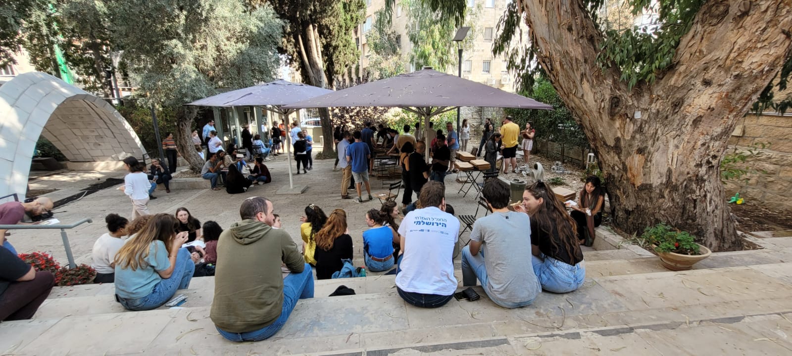 אנשים יושבים בחצר בית הספר לארכיטקטורה