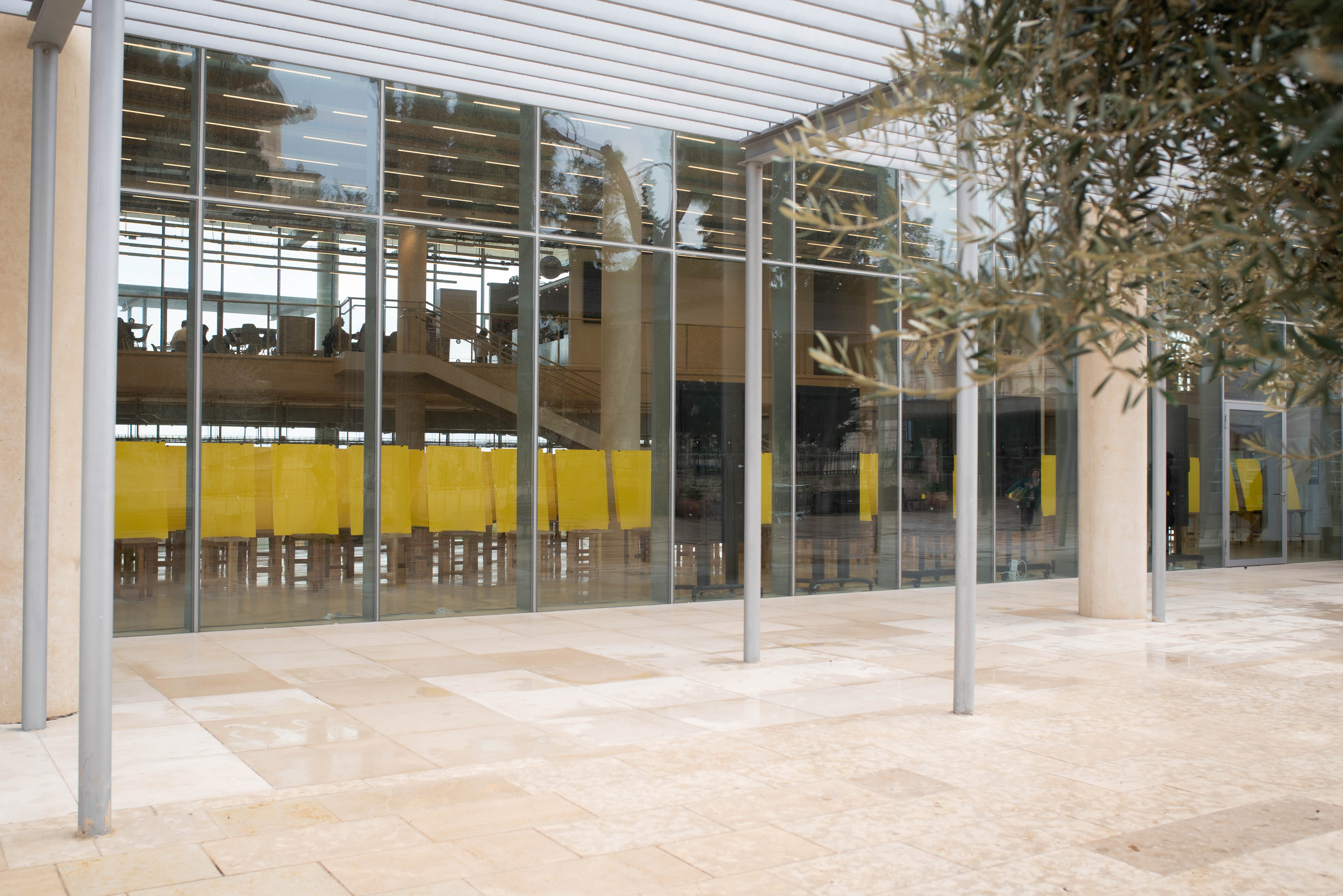 גליונות נייר צהובים עומדים ברחבה המרכזית בחזית הקמפוס