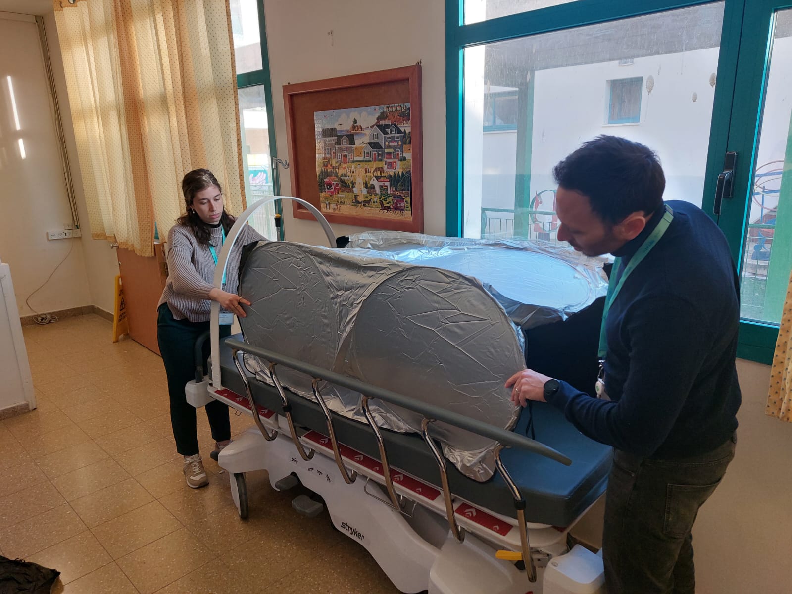 2 סטודנטים עובדים על מיגונית מיטת בית חולים