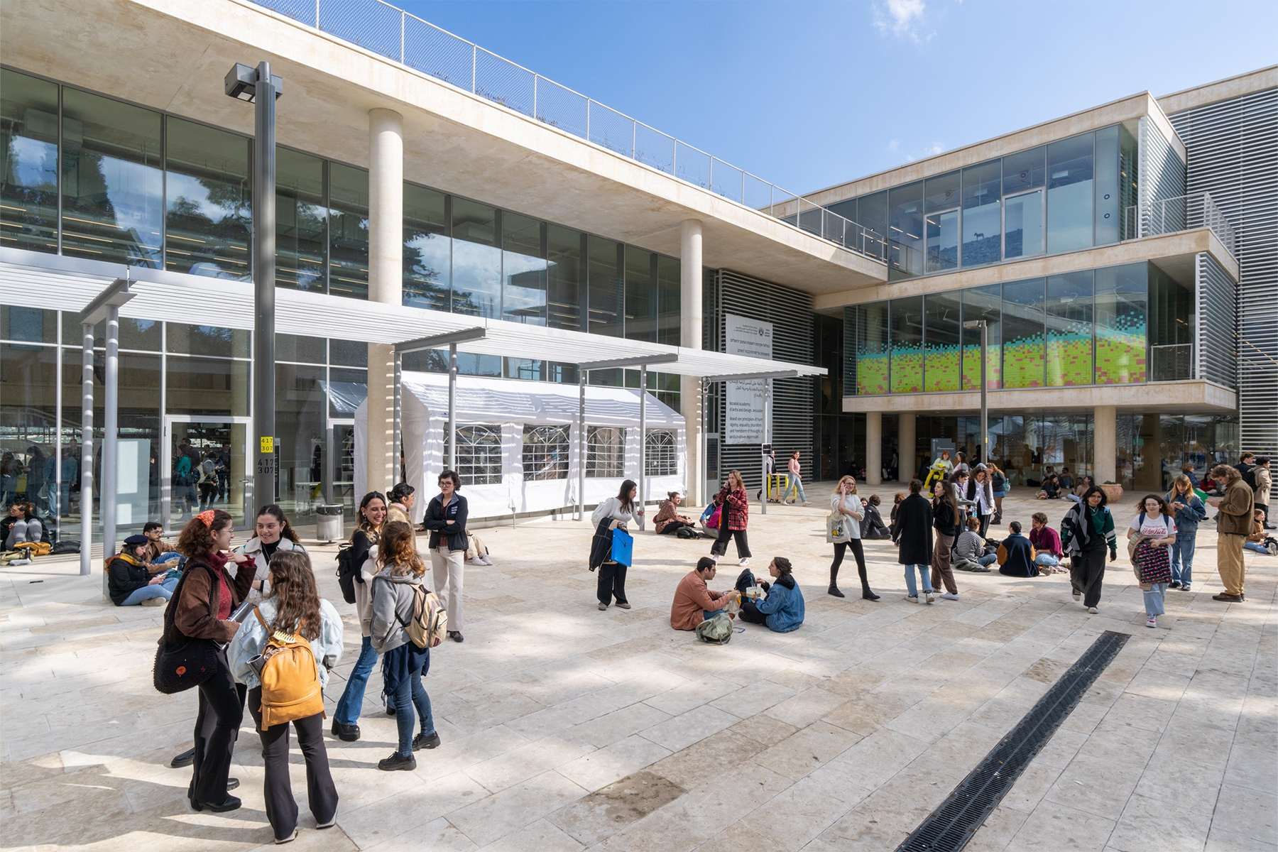 סטודנטים ברחבה החיצונית בבצלאל