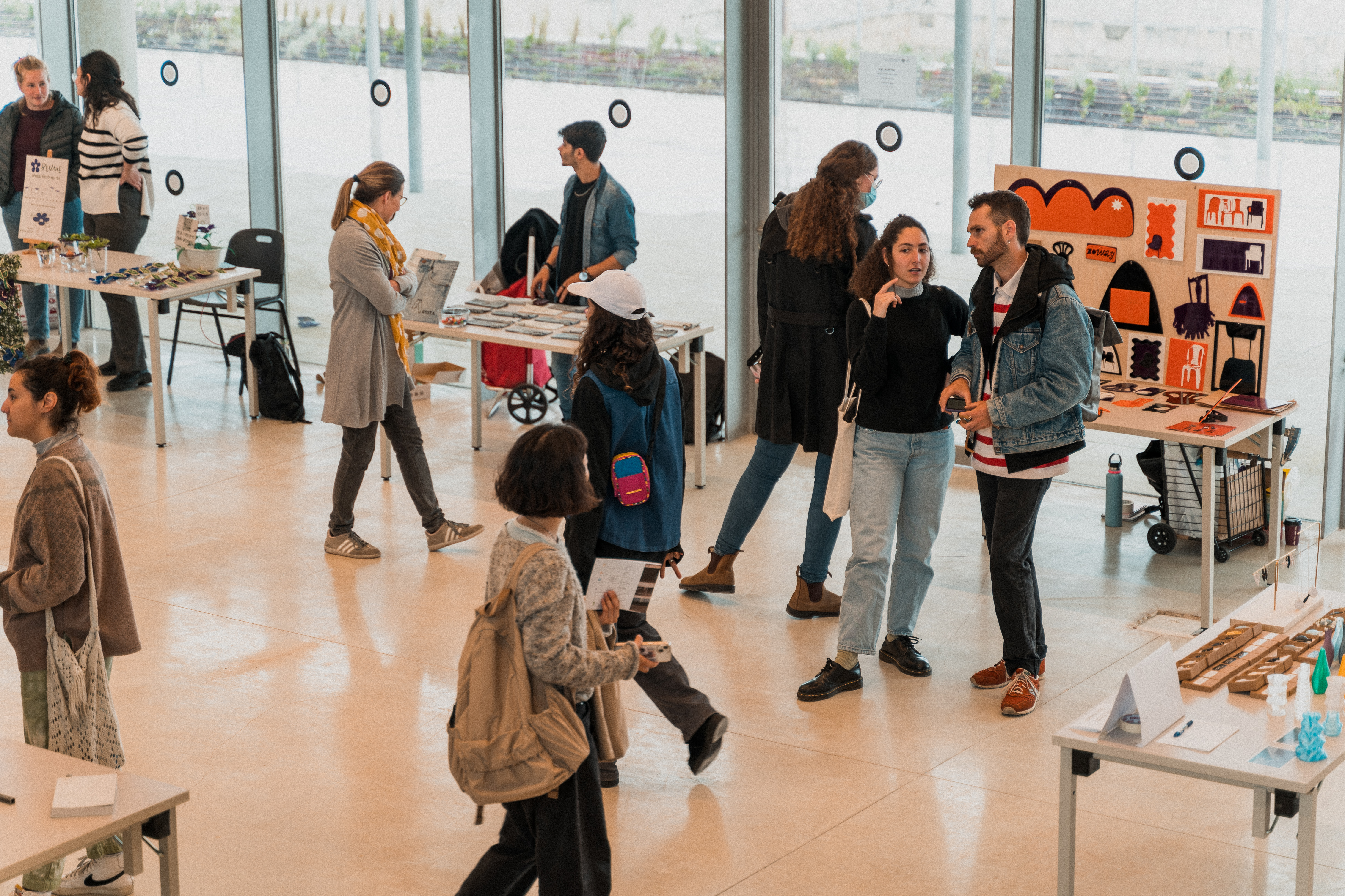 סטודמטים בלובי בצלאל אקדמיה לאמנות ועיצוב ירושלים