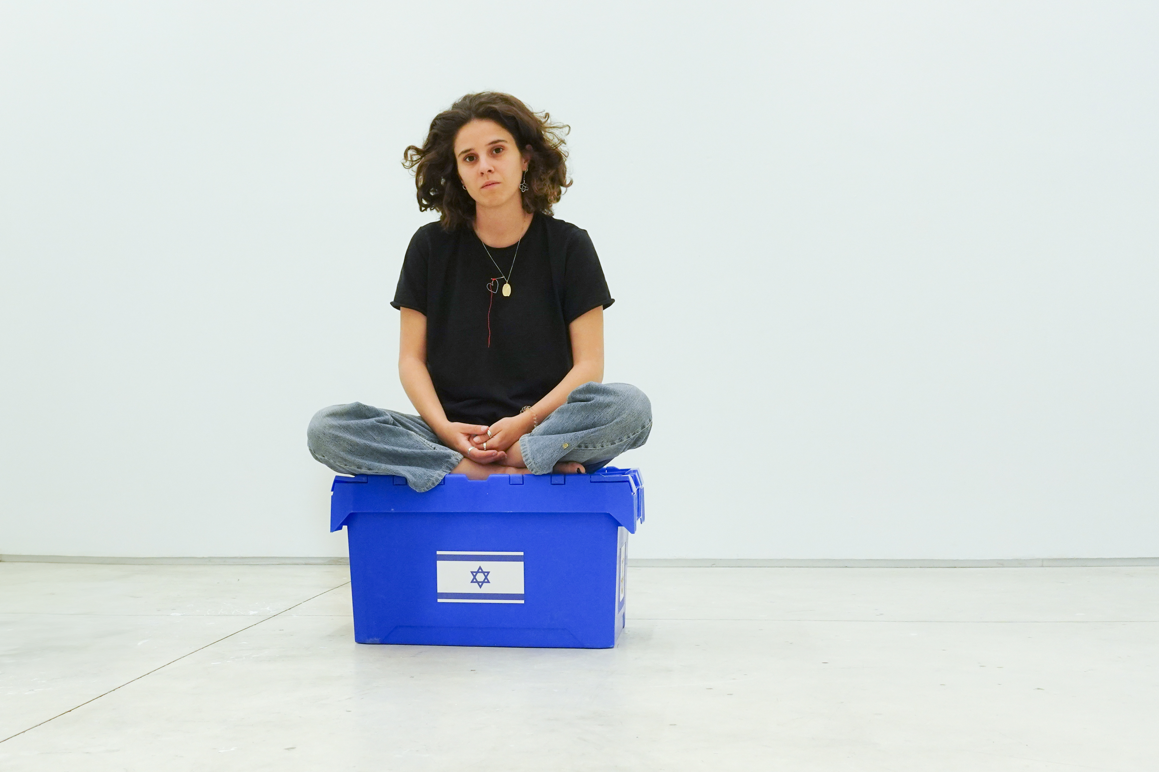 נוגה קמחג׳י, ׳שלושה ארגזים כחולים, חלל וגעגוע׳, פרויקט גמר, המחלקה לעיצוב תעשייתי, 2025 (צילום: עדן זיתון)