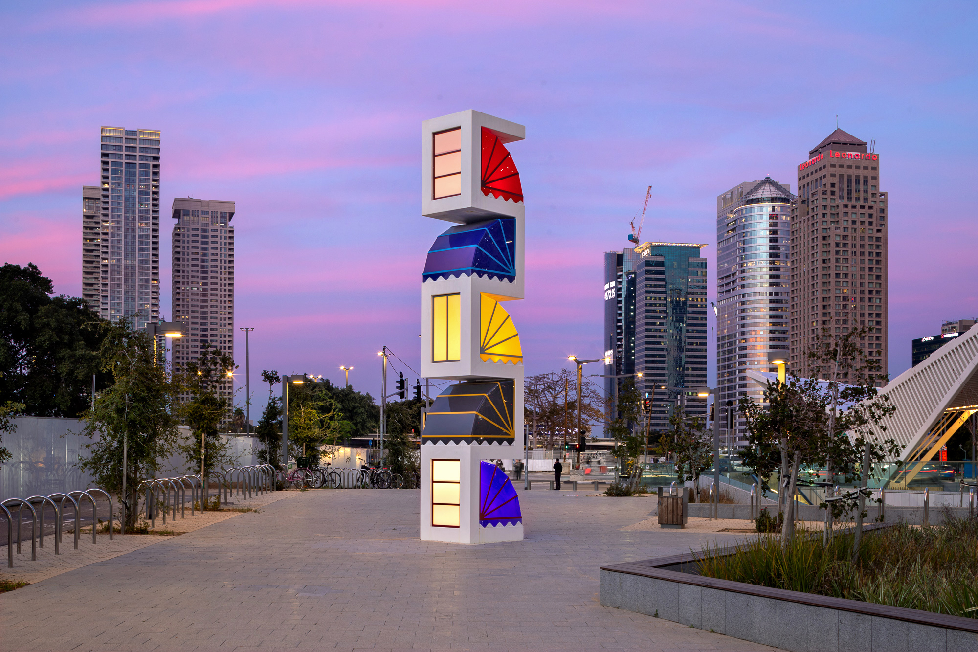 הילה טוני נבוק, ״מגדלור", פסל סביבתי, ברזל, פרספקס ותאורה, 2023