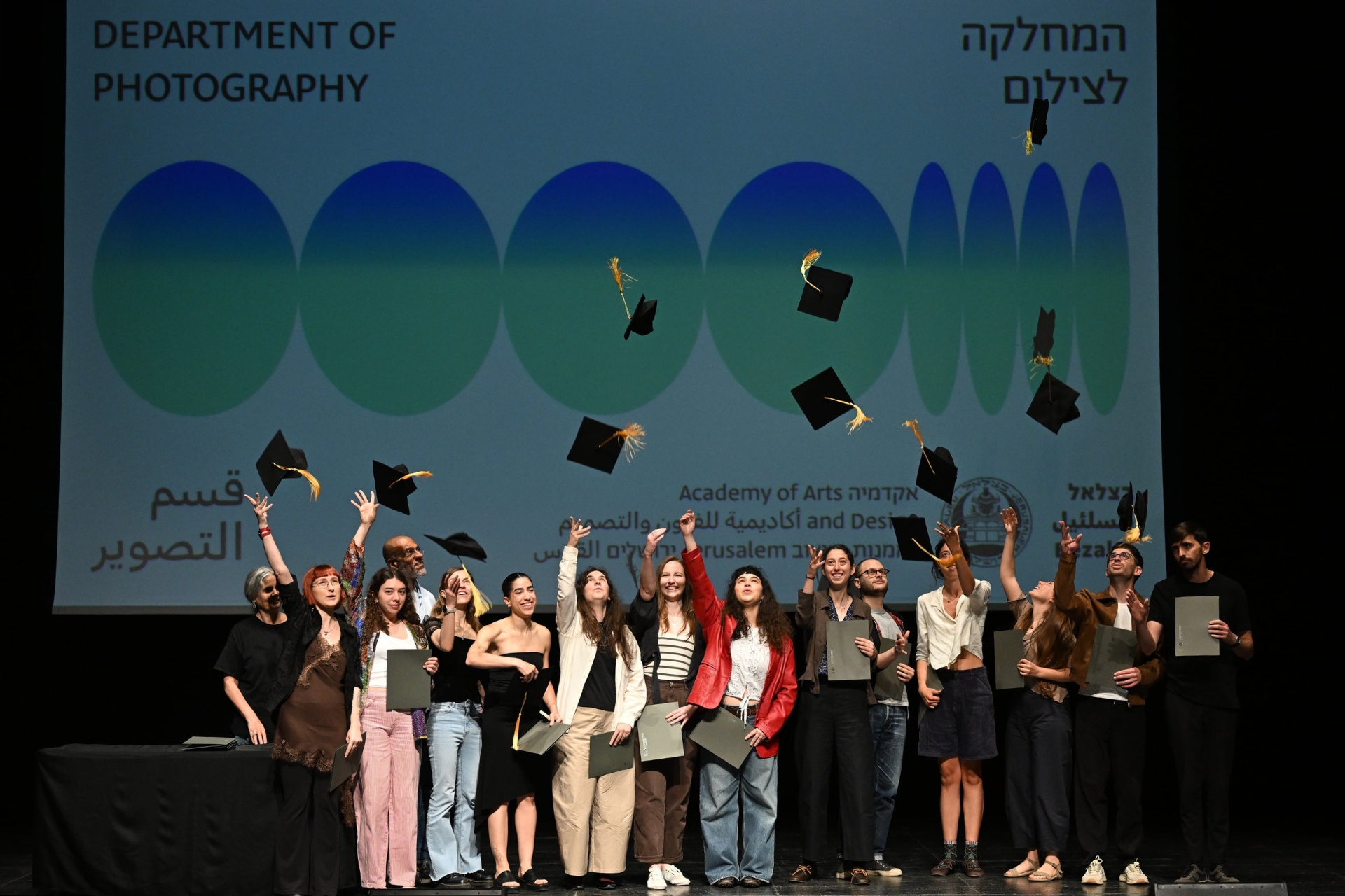 המחלקה לצילום, זריקת כובעים