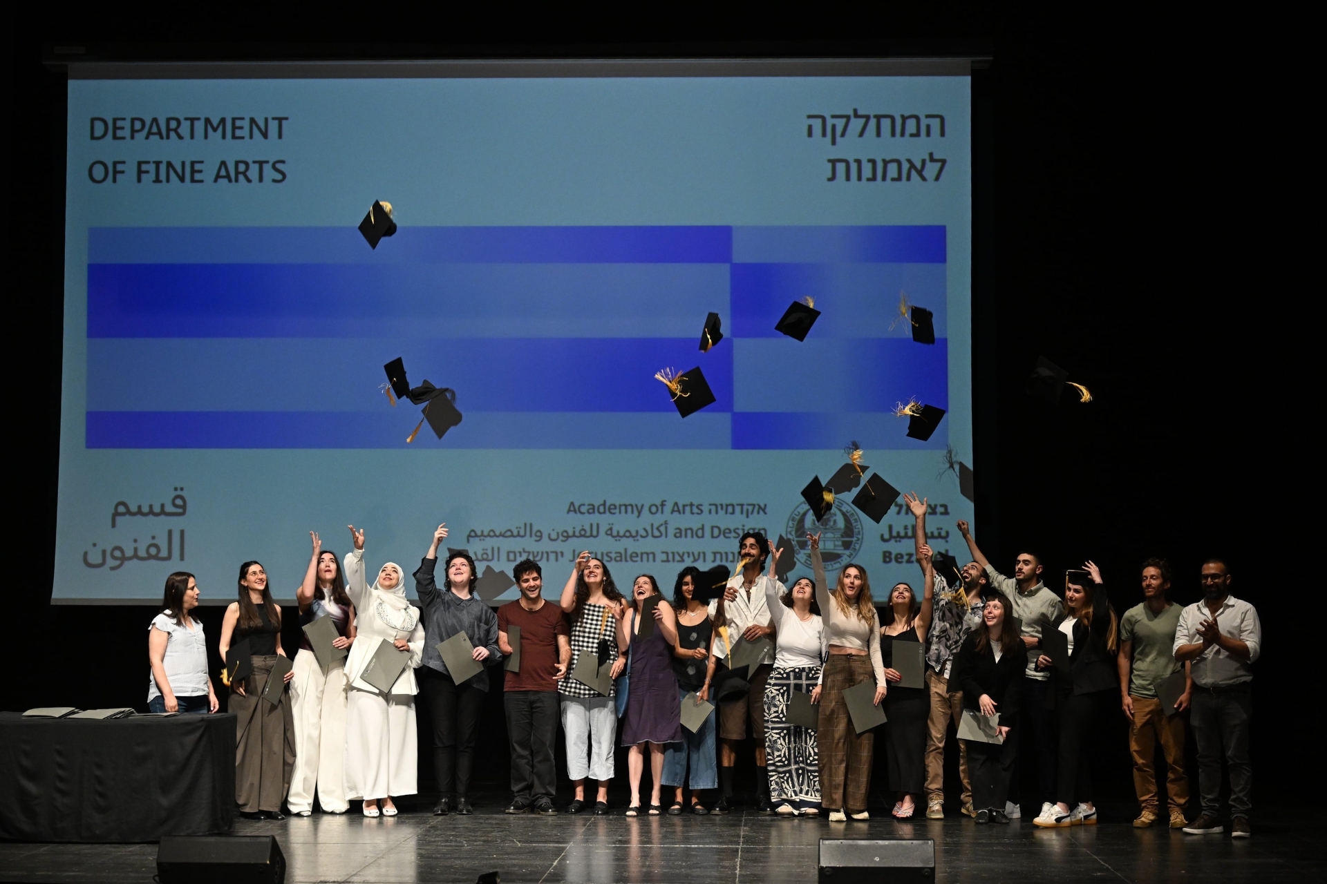 המחלקה לאמנות, זריקת כובעים