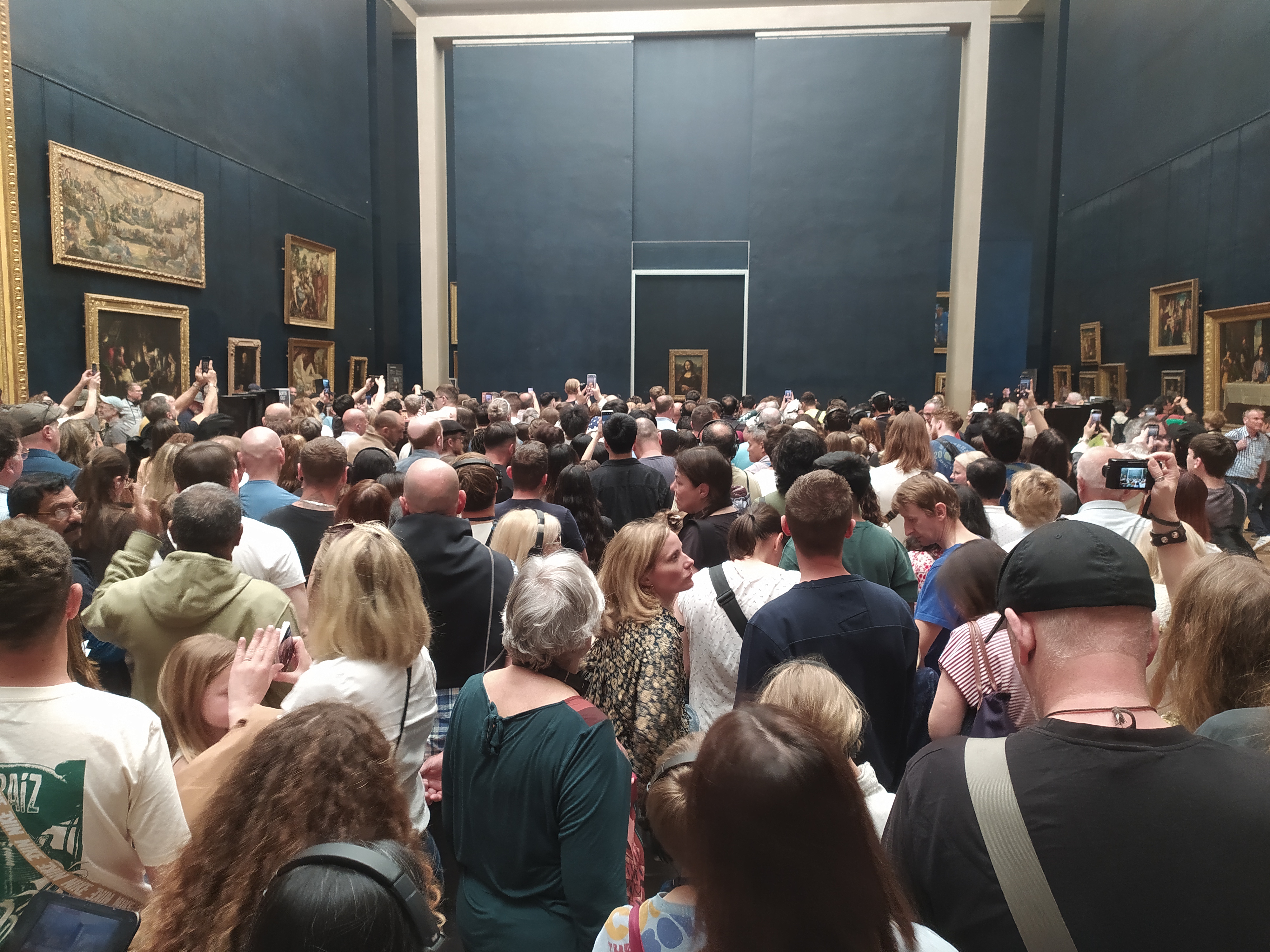 אנשים מסתכלים במוזיאון