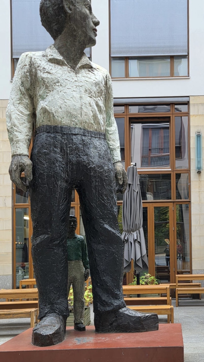 Stephan Balkenhol, Großer Mann und kleiner Mann (Big Man and Small Man), 1998. Palais am Pariser Platz 6a, Berlin, Germany: צילום: תהלה שמש
