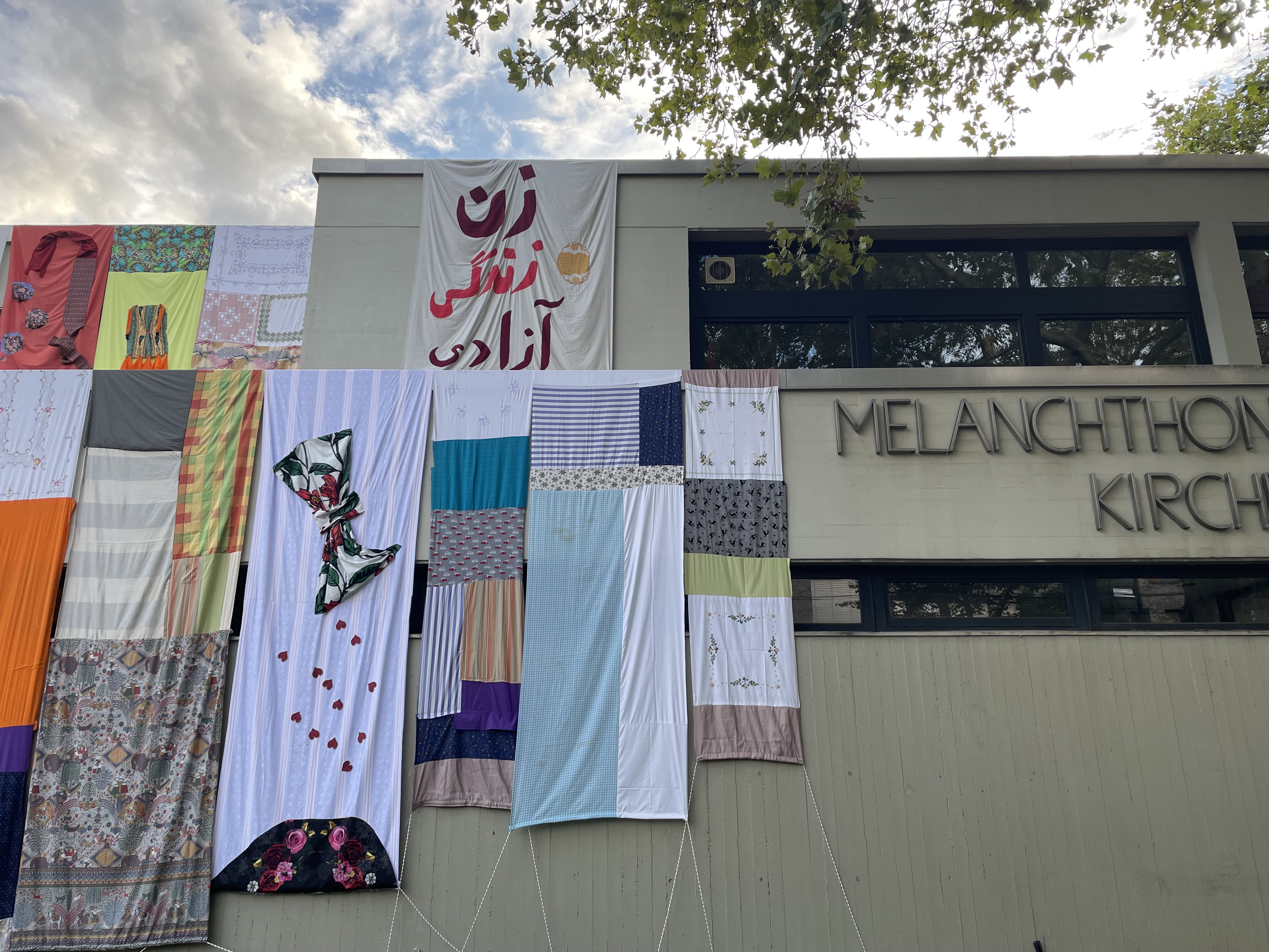 The Fabric of the Neighbourhood,  מיצב בכנסיית מלנצ'טון, אסן גרמניה. ממניפסטה 16+ רוהר. צילום: עינת כהן