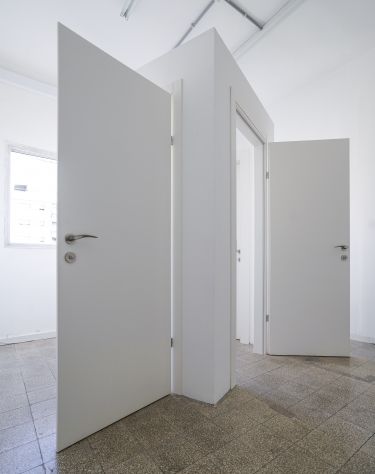 תמונה של קיר עם 2 דלתות פתוחות, מאיה זהבי