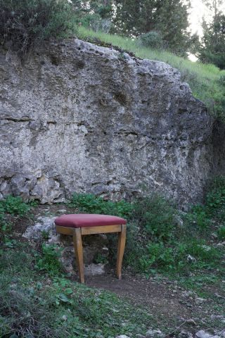 תמונה של כיסא ביער במסגרת התערוכה "כיסאות מתבודדים" של ערן לדרמן במוזיאון ישראל