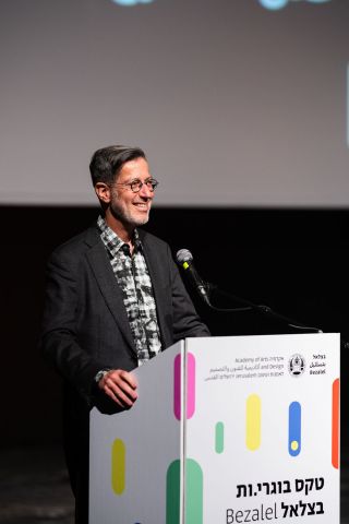 עדי שטרן נושא נאום בטקס בוגרים ובוגרות תשפ״ב