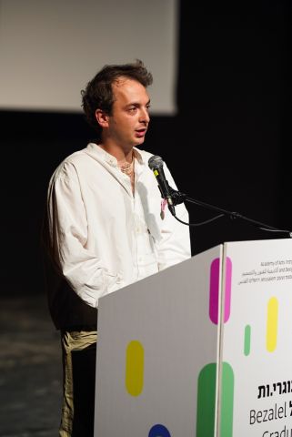 ארם עמיר פונדק נואם בטקס בוגרים ובוגרות תפש״ב