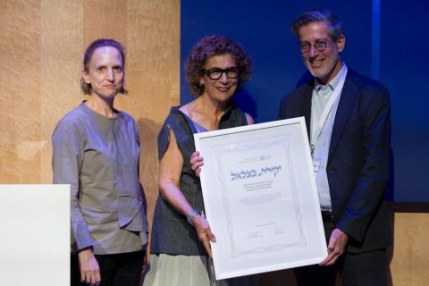 סוראיה שרה נזריאן מקבלת את אות יקירת בצלאל, לצידה פרופ׳ עדי שטרן ואדר׳ ליאת בריקס