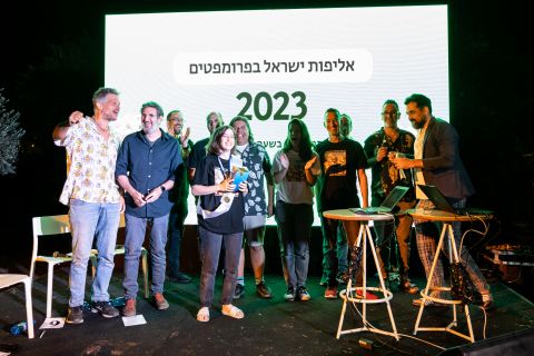 צוות האירוע והמנצחים בתמונה משותפת.