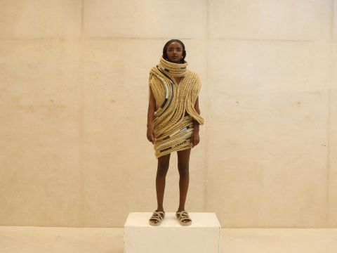 דוגמנית ממוצא אתיופי לבושה בבגד העשוי חבלים שעיצבה סלמא אסדי מהמחלקה לצורפות ואופנה