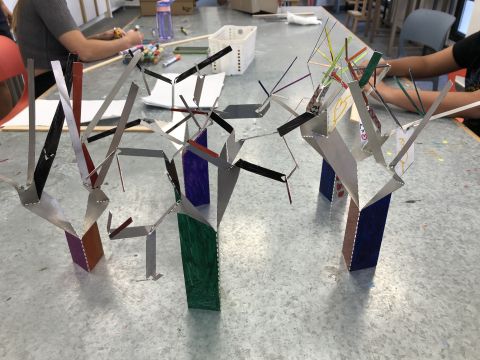 אובייקטים של עצים מקופלים מחומר אלומיניום דק, צבועים בטושים בגוונים שונים
