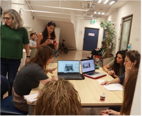 סטודנטיות יושבות סביב שולחן בבית החולים בסורוקה, פרויקט פלורנס